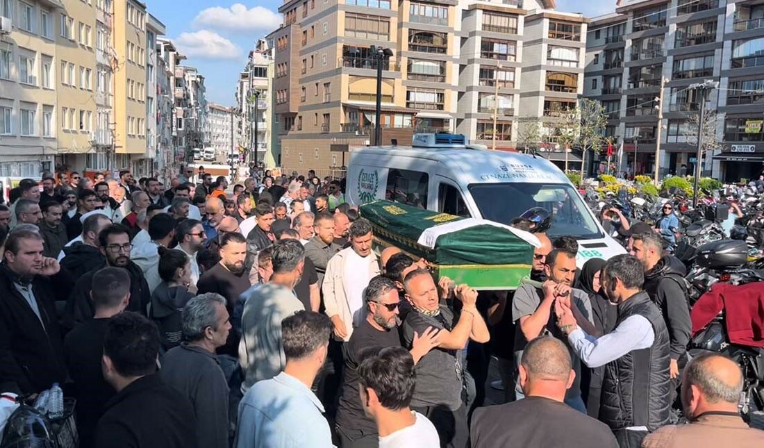 Motosiklet kazasında hayatını kaybeden sanatçı son yolculuğuna uğurlandı Bursa-Orhaneli yolu üzerinde meydana gelen trafik kazasında hayatını kaybeden seslendirme