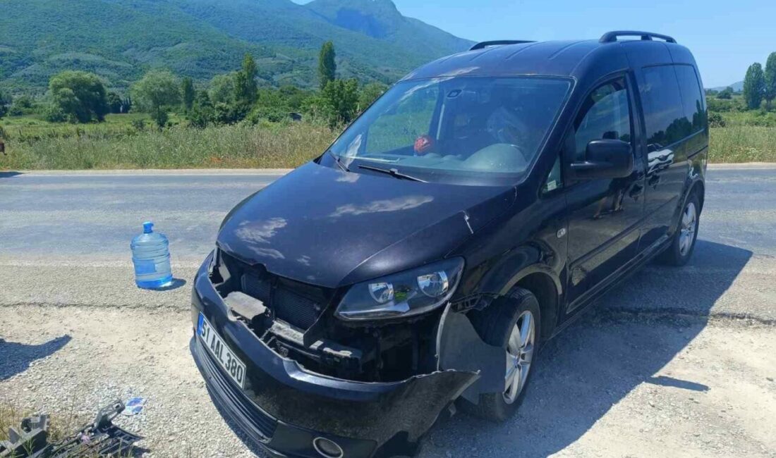 Motosiklet otomobille çarpıştı : Sürücü ağır yaralı Bursa’nın Orhangazi ilçesinde Gölyaka sahil yolu üzerinde meydana gelen trafik