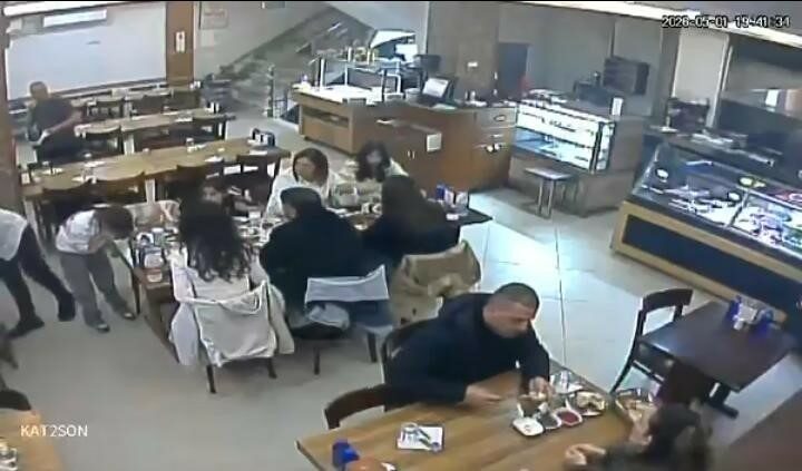 Bursa’da ailesiyle birlikte restoranda yemek yiyen küçük bir kızın nefes
