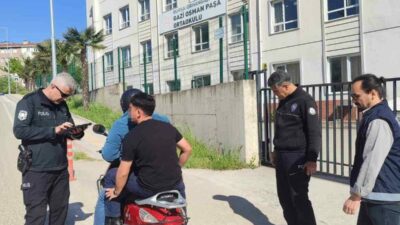 Bursa’nın Orhangazi ilçesinde emniyet ekipleri okul çevrelerindeki denetimlerini yoğunlaştırdı. Denetimlerde