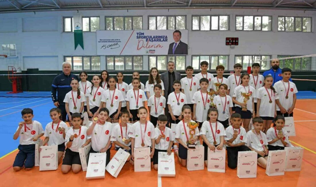 Osmangazi Belediyespor’dan badmintonda tarihi başarı Osmangazi Belediyespor’un badminton altyapısında yetişen sporcular, üniversiteden ilkokula kadar tüm