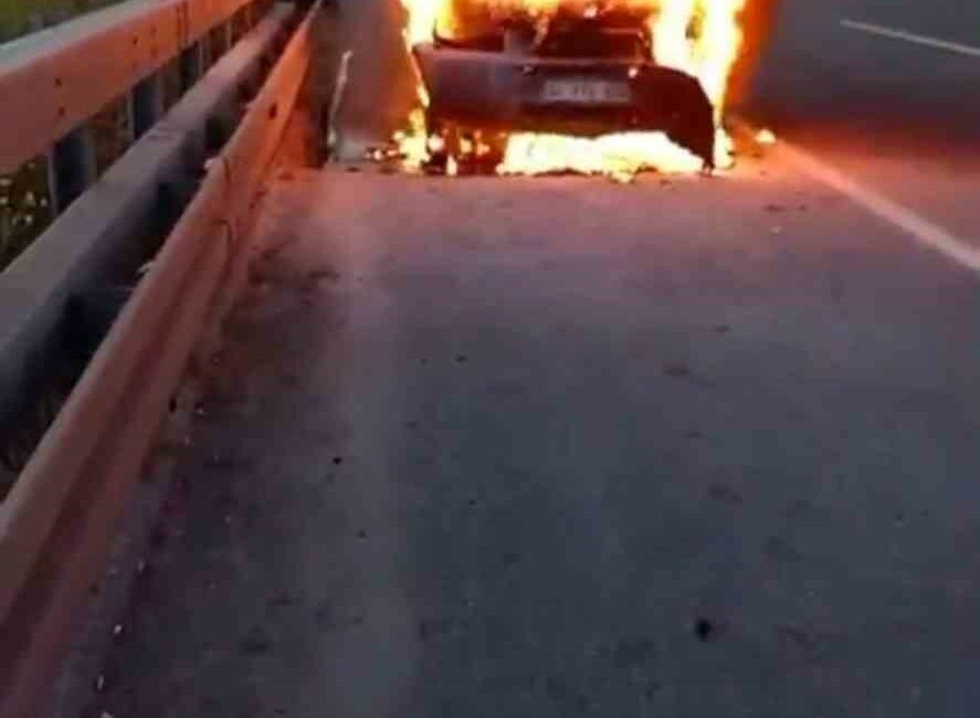Otobanda seyir halindeki cip alev alev yandı İstanbul Bursa otobanında seyir halindeki cip alev alev yandı. Araç