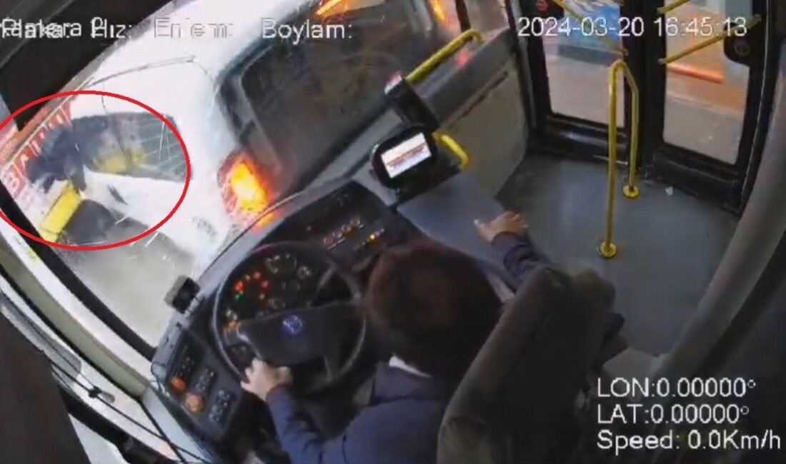 Otobüs şoförü uykuya daldı, önündeki araca çarptı… Lise öğrencisi iki aracın arasında böyle sıkıştı Bursa’nın Osmangazi ilçesi Atatürk Caddesi üzerinde direksiyon başında uyuyan otobüs
