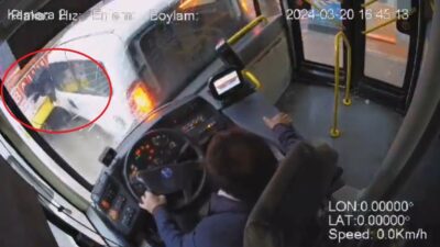 Bursa’nın Osmangazi ilçesi Atatürk Caddesi üzerinde direksiyon başında uyuyan otobüs