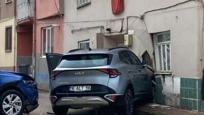 Bursa’nın İnegöl ilçesinde meydana gelen kazada otomobil ile çarpışan Cip