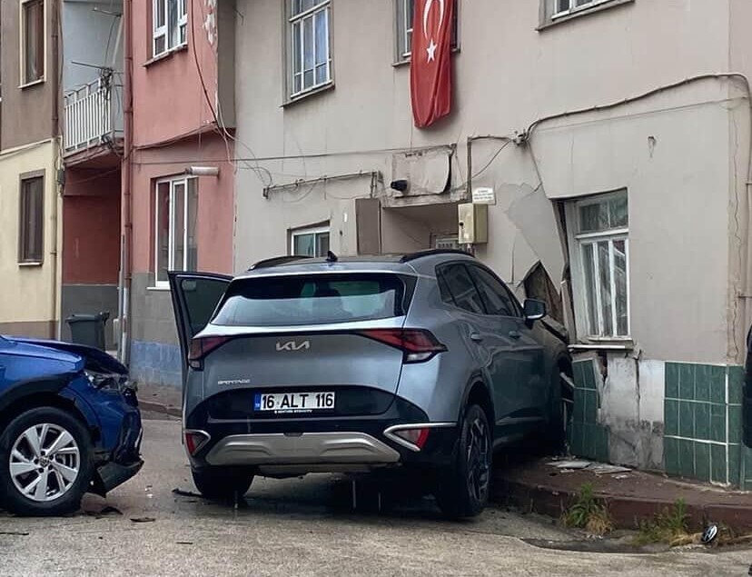 Otomobil ile çarpışan cip eve girdi Bursa’nın İnegöl ilçesinde meydana gelen kazada otomobil ile çarpışan Cip