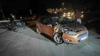 Bursa’nın İnegöl ilçesinde otomobil ile çarpışan motosikletin sürücüsü ağır yaralandı.