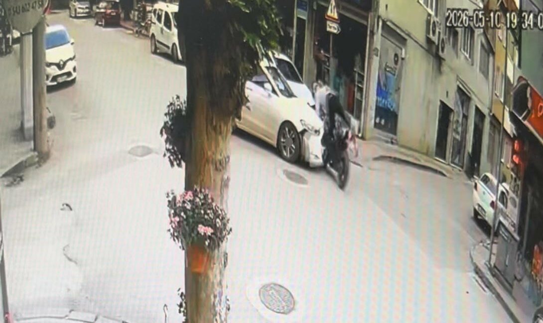 Otomobil ile motosiklet kafa kafaya çarpıştı: 1 yaralı Bursa’nın İnegöl ilçesinde meydana gelen kazada otomobil ile çarpışan motosikletin