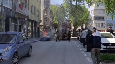Bursa’nın İnegöl ilçesinde park halindeki otomobil çıkan yangında zarar gördü.