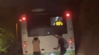 Bursa’da patenli gençlerin tehlikeli yolculuğu kameraya yansıdı. Olay, merkez Osmangazi