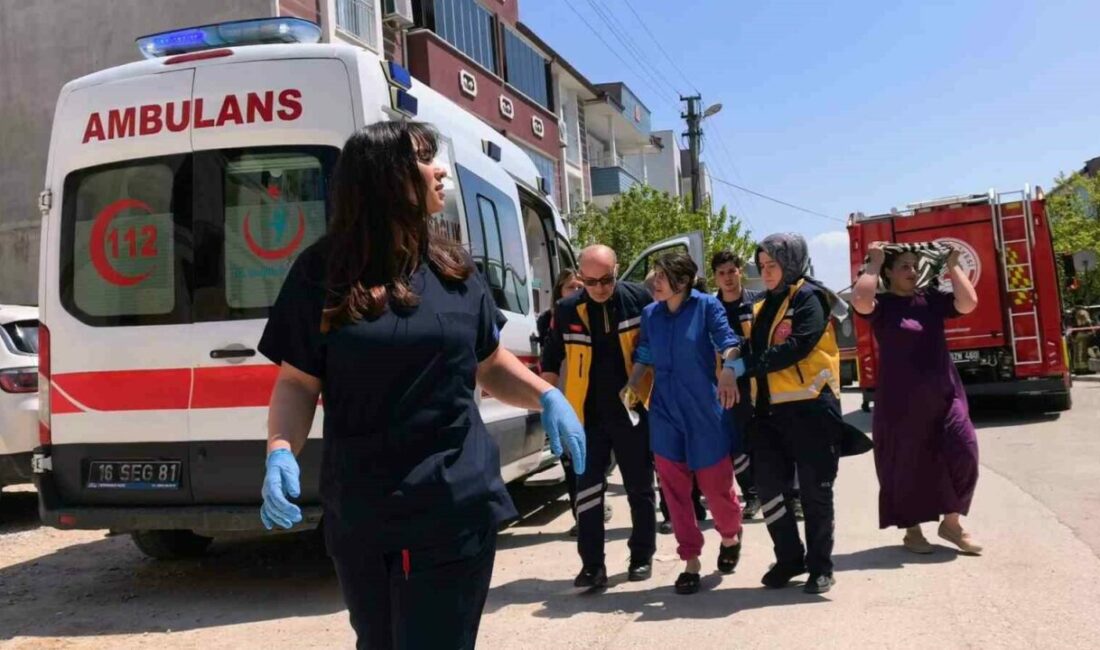 Bursa’nın İnegöl ilçesinde 3 katlı apartmanda çıkan yangında dumandan etkilenen