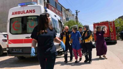 Bursa’nın İnegöl ilçesinde 3 katlı apartmanda çıkan yangında dumandan etkilenen