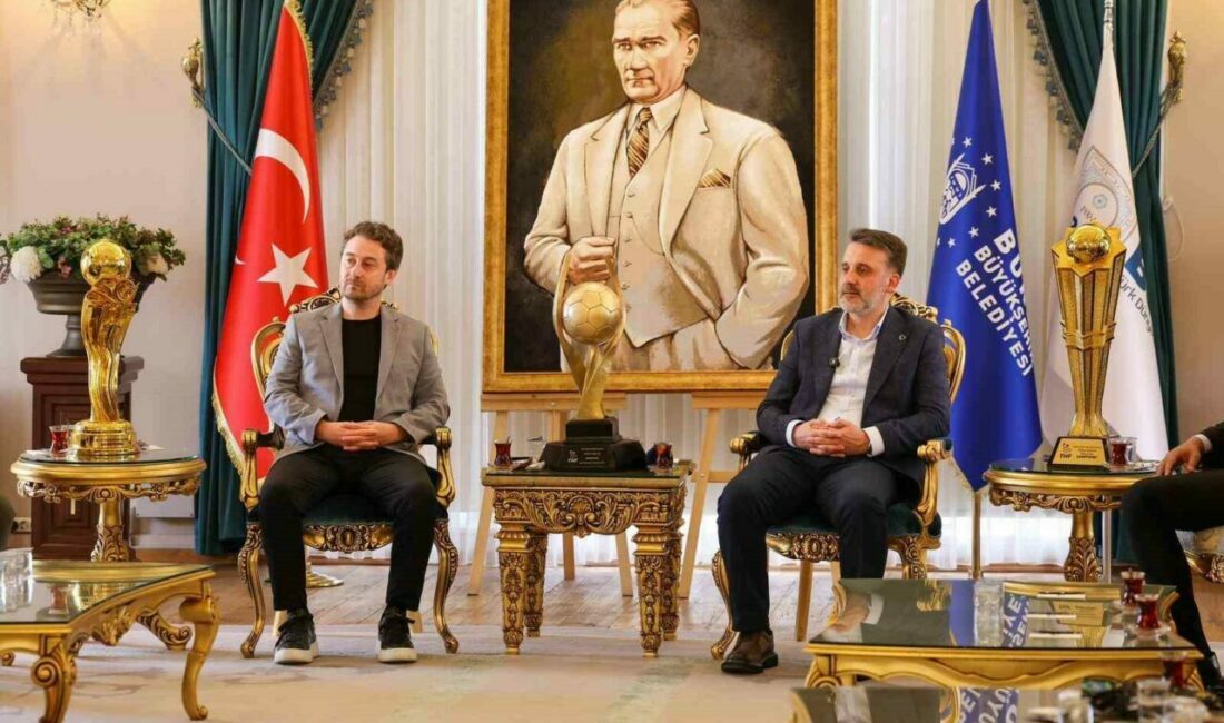 Şampiyon hentbolculardan Başkan Vekili Biba’ya ziyaret Sezona Süper Kupa zaferiyle başlayan, EHF Avrupa Kupası’nda ise finalin