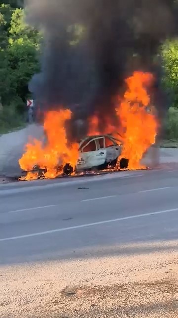 Seyir halindeki araç alevlere teslim oldu Bursa’da seyir halindeki araç henüz bilinmeyen bir sebepten dolayı alevlere