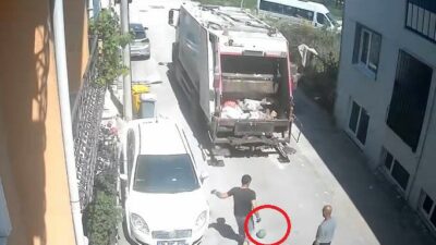 Bursa’da sokak üzerinde çöp toplayan temizlik işçilerinin, futbol topu ile