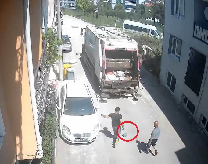 Bursa’da sokak üzerinde çöp toplayan temizlik işçilerinin, futbol topu ile