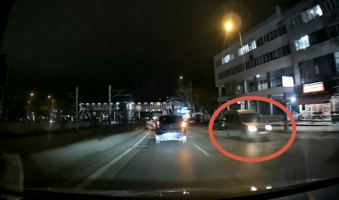 Bursa’da ters şeride giren hafif ticari araç, araç kamerasına yansıdı.