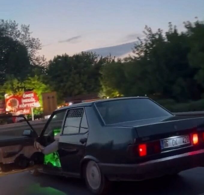 Trafikte ’yok artık’ dedirten anlar kamerada Bursa’nın İnegöl ilçesinde bir sürücünün trafikte yaptığı tehlikeli hareket kameraya
