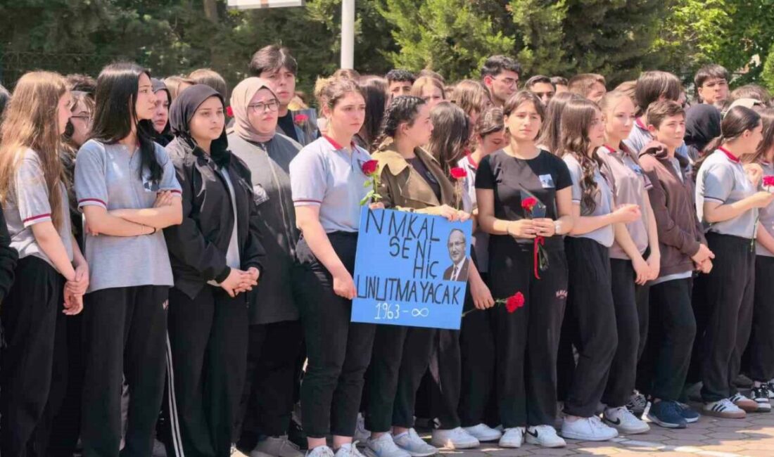 Vefat eden okul müdürü için veda töreni düzenlendi Bursa’nın İnegöl ilçesinde yakalandığı amansız hastalık nedeniyle hayatını kaybeden okul