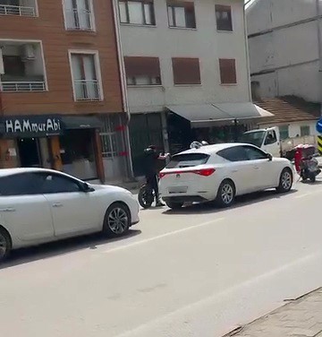Yol verme kavgasında tansiyon yükseldi araya vatandaşlar girdi Bursa’nın İnegöl ilçesinde otomobil sürücüsü ile elektrikli bisiklet sürücüsü arasında