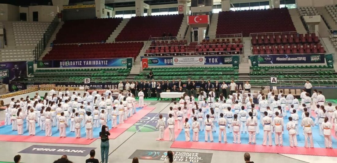 4 ülkeden gelen 180 sporcu, Bursa’daki Kyokushin Kupası’nda buluştu Türkiye Karate Federasyonu bünyesinde faaliyet gösteren Kyokushin branşının uluslararası alandaki