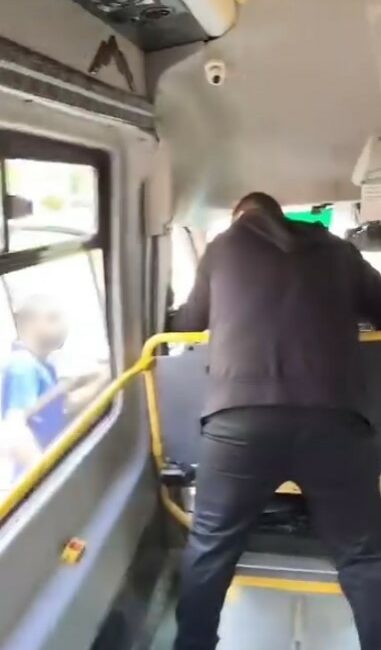 5 TL’lik eksik ödeme yüzünden minibüs karıştı Bursa’nın Yıldırım ilçesinde minibüs ücretini 5 TL eksik ödediği iddia