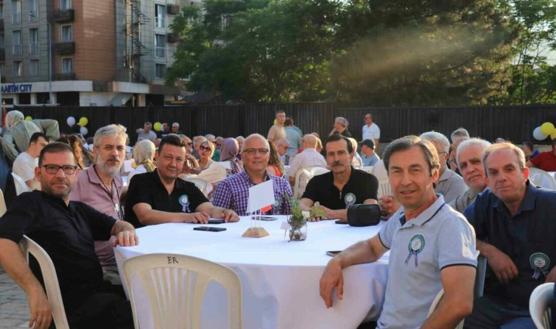 83 yaşındaki öğretmen yıllar sonra öğrencileriyle buluştu Bursa’da Demirtaşpaşa Mesleki ve Teknik Anadolu Lisesi tarafından düzenlenen Birliktelik