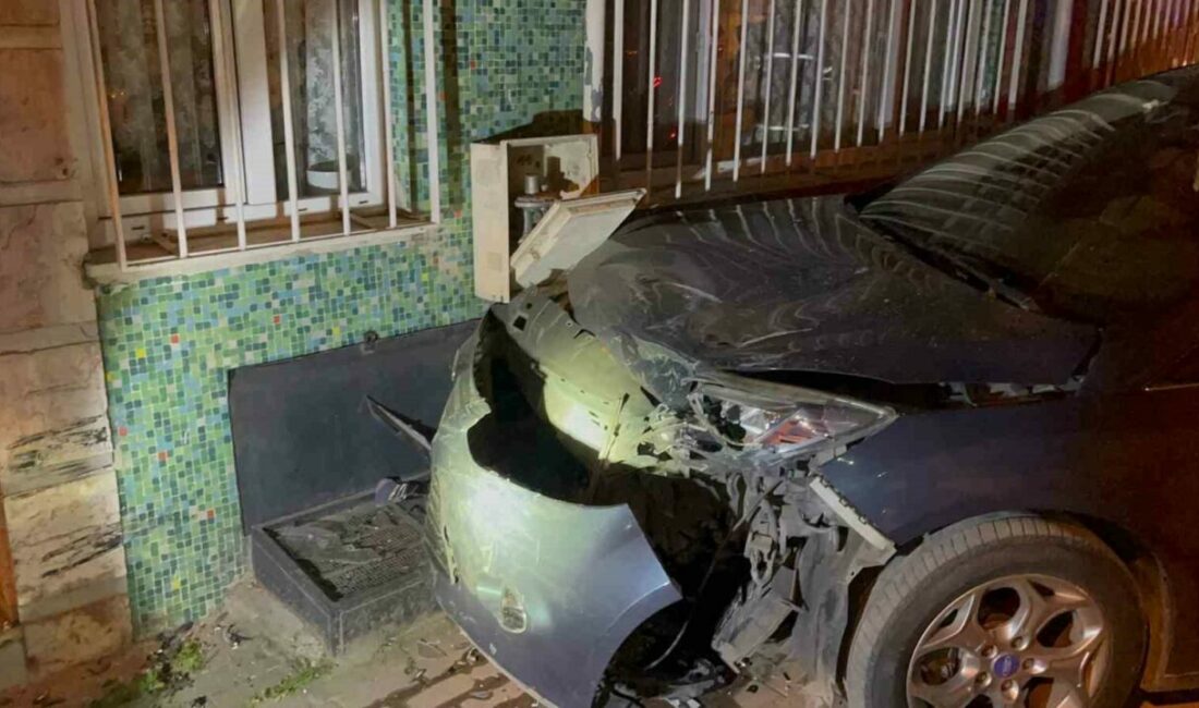 Alkollü sürücünün çarptığı araç doğalgaz kutusunu patlattı: Mahalleli sokağa döküldü Bursa’da iddiaya göre alkollü sürücü, direksiyon hakimiyetini kaybedip kaldırımda park