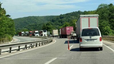 Yalova-Bursa karayolunda devam eden asfalt çalışmaları sebebiyle tek şeritten sağlanan