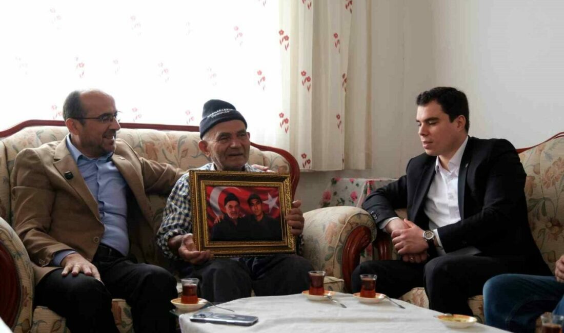 Babalar gününde şehit aileleri unutulmadı Orhaneli Kaymakamı Muhammed Furkan Tuna ve Orhaneli Belediye Başkanı Ali