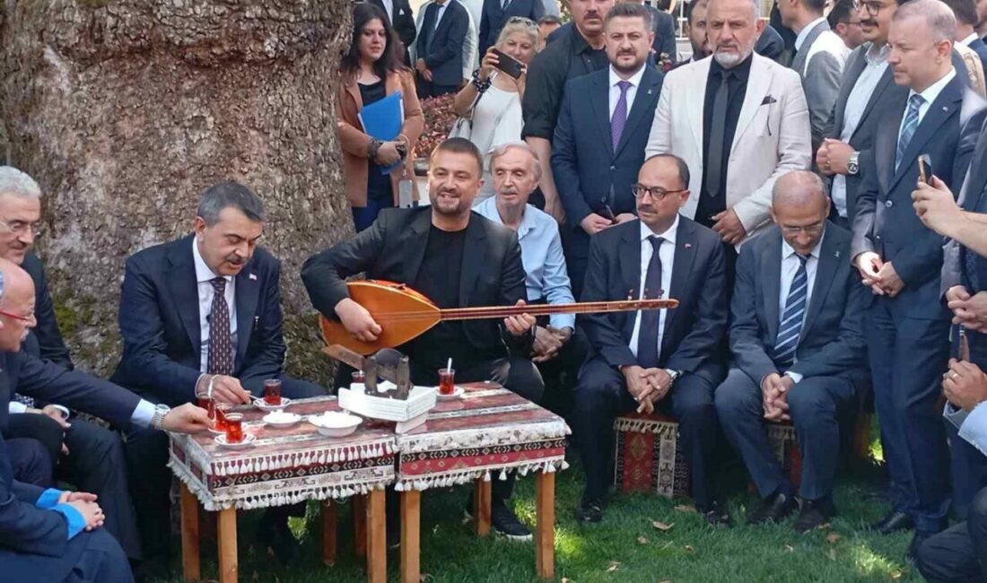 Bakan Tekin Bursa’da çınar altında türkü söyledi, Anadolu peynirlerini tattı Milli Eğitim Bakanı Yusuf Tekin, Bursa’da Hamidiye Tarım Mesleki ve