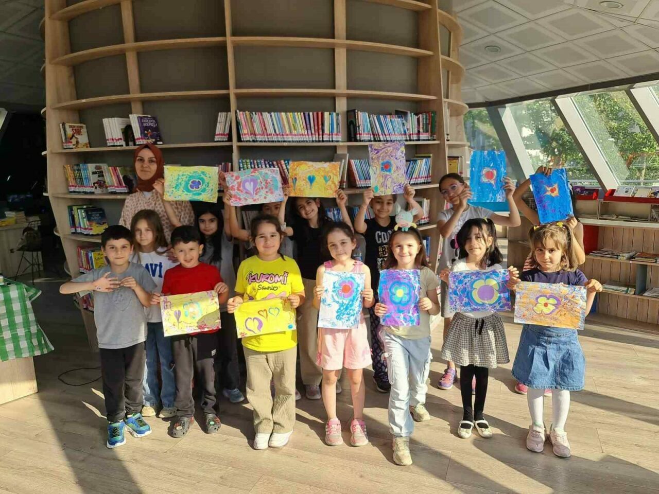 Başiskele’de belediye tarafından düzenlenen atölye çalışmasında çocuklar, geleneksel ebru sanatıyla