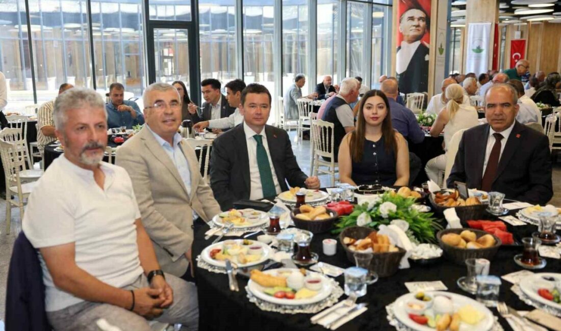 Başkan Aydın muhtarlarla ortak akıl buluşmasında bir araya geldi Osmangazi Belediye Başkanı Erkan Aydın, mahalle muhtarlarıyla düzenlenen “Ortak Akıl