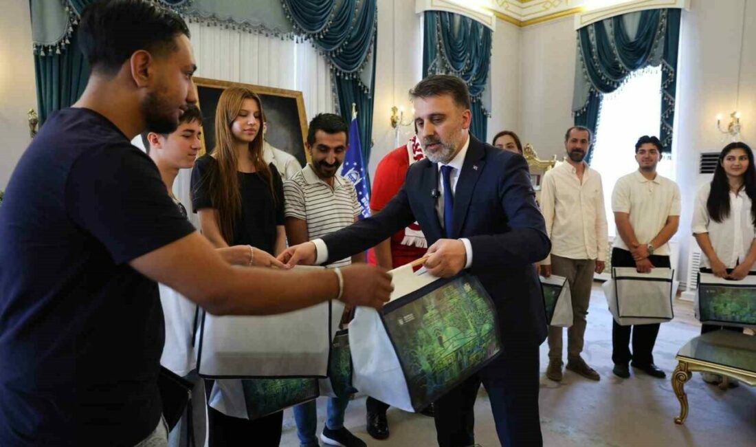 Başkan Vekili Biba, şampiyon marşın bestecilerini ağırladı Bursa Büyükşehir Belediyesi Başkan Vekili Şahin Biba, Milli Eğitim Bakanlığı