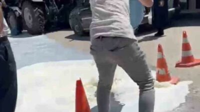 Bursa’da sütleri alinmadigi gerekçesiyle Keles Belediyesi’nin önüne sütlerini döken üreticiye