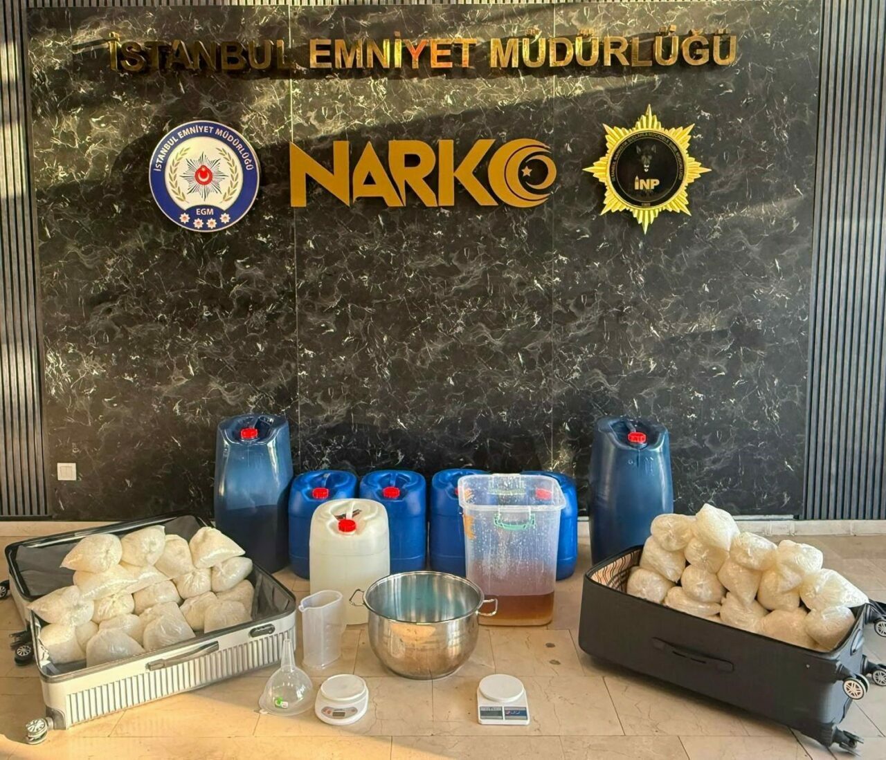 İstanbul’un Beylikdüzü ilçesinde 2 ev ve 2 araca düzenlenen operasyonda,