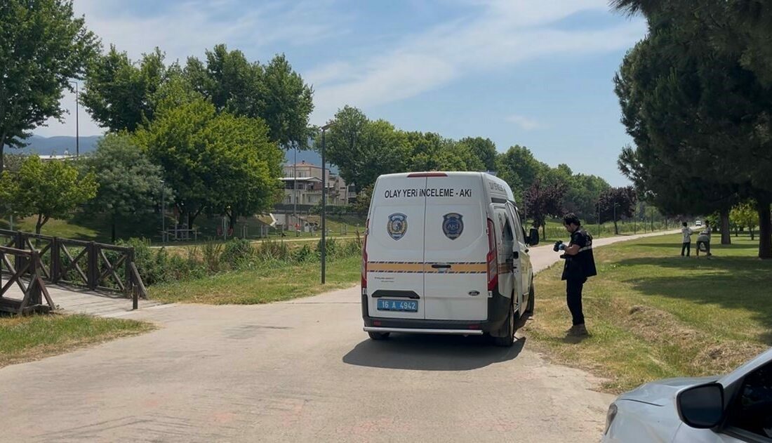 Bursa’da dere içinde erkek cesedi bulundu Bursa’nın Osmangazi ilçesindeki Botanik Park’ta dere içerisinde bulunan erkek cesedi