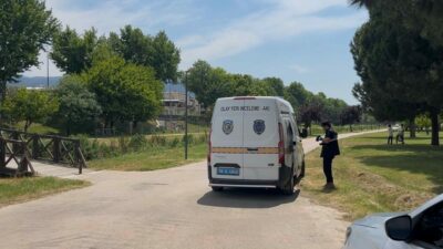Bursa’nın Osmangazi ilçesindeki Botanik Park’ta dere içerisinde bulunan erkek cesedi