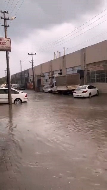 Bursa için kuvvetli sağanak uyarısı Bursa Valiliği, öğle saatlerinden itibaren kent genelinde yerel olarak kuvvetli