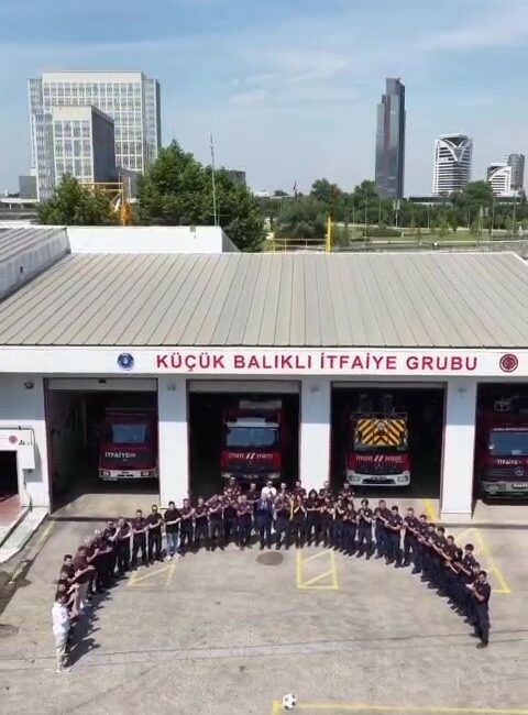 Bursa itfaiyesi’nden milli takımımıza anlamlı destek Bursa Büyükşehir Belediyesi İtfaiye Daire Başkanlığı, paylaştığı özel video ile