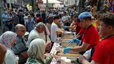 Bursa’nın Osmangazi ilçesindeki Tuzpazarı Çarşısı’nda esnafın 30 yıldır sürdürdüğü aşure