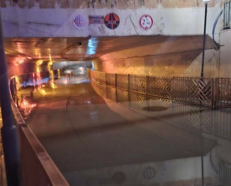 Bursa’nın İnegöl ilçesinde aniden bastıran sağanak hayatı olumsuz etkiledi. İlçe