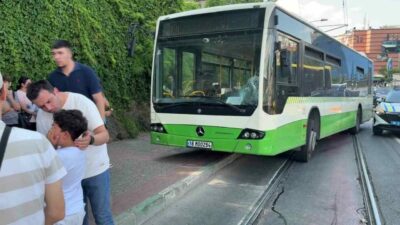 Bursa’da karşıdan karşıya geçmeye çalışan kadın ile bebeğine halk otobüsünün