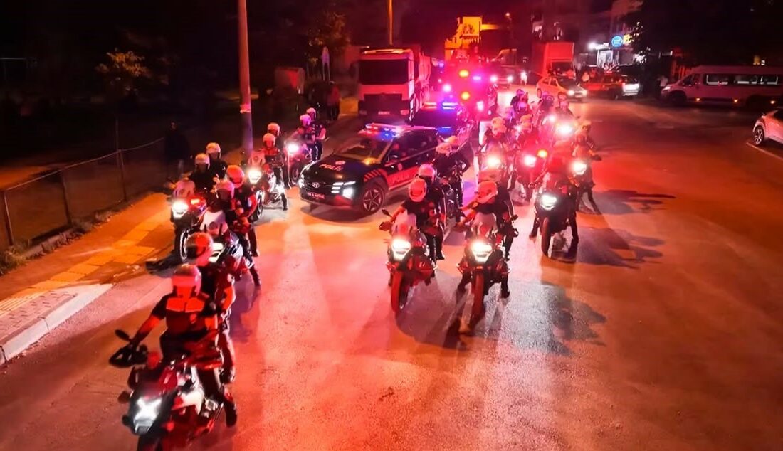 Bursa’da bin polisle dev huzur operasyonu… Mahalleler ablukaya alındı Bursa’da suç ve suçlulara göz açtırmamak için yaklaşık 1000 polisin