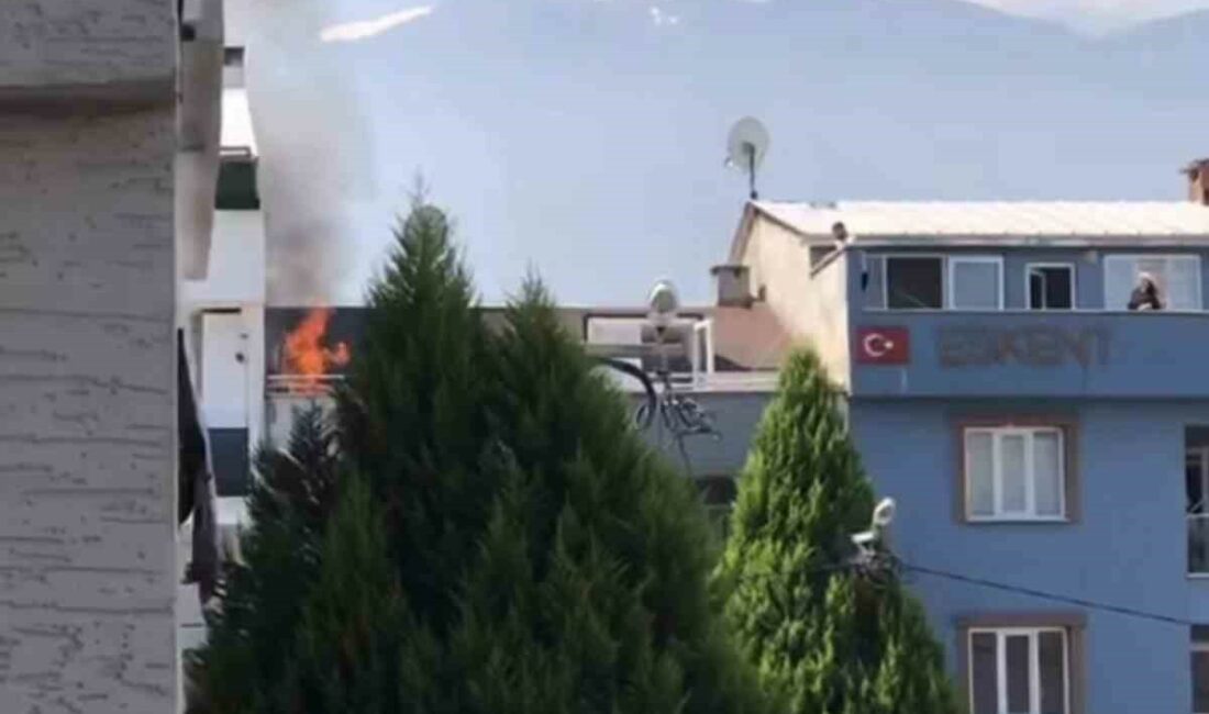 Bursa’da çatı yangını büyümeden söndürüldü Bursa’nın bir binanın çatısında çıkan yangın, ekiplerin hızlı müdahalesi sayesinde