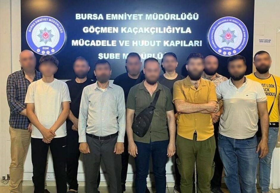 Bursa’da düzensiz göç denetimi: 3 bin 25 kişi sorgulandı Bursa’da düzensiz göç ve göçmen kaçakçılığıyla mücadele kapsamında gerçekleştirilen denetimlerde
