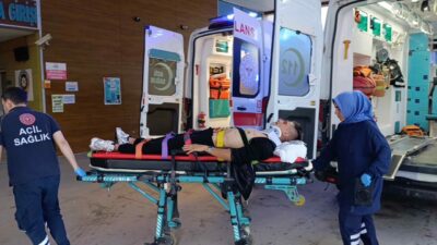 Bursa’nın İnegöl ilçesinde yağmurun etkisiyle kayganlaşan yolda kontrolden çıkan otomobilin