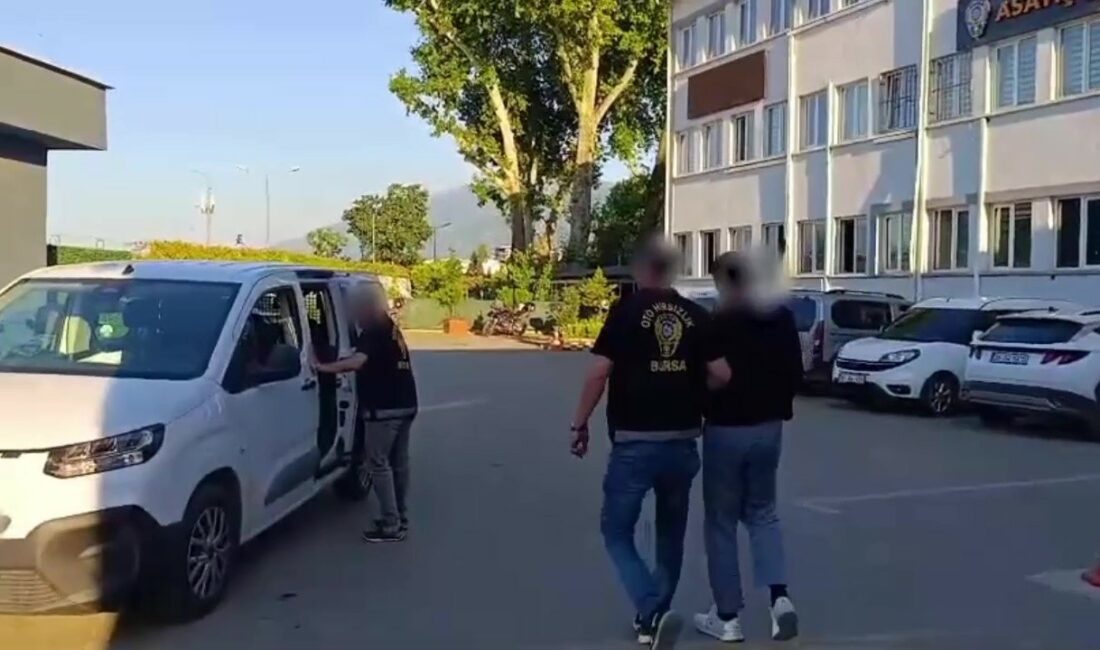 Bursa’da film gibi takip: 150 saatlik kamera incelemesiyle çalınan 3 araç bulundu, 2 hırsız tutuklandı Bursa’da farklı mahallelerden çalınan 1 otomobil ile 2 motosiklet, polis