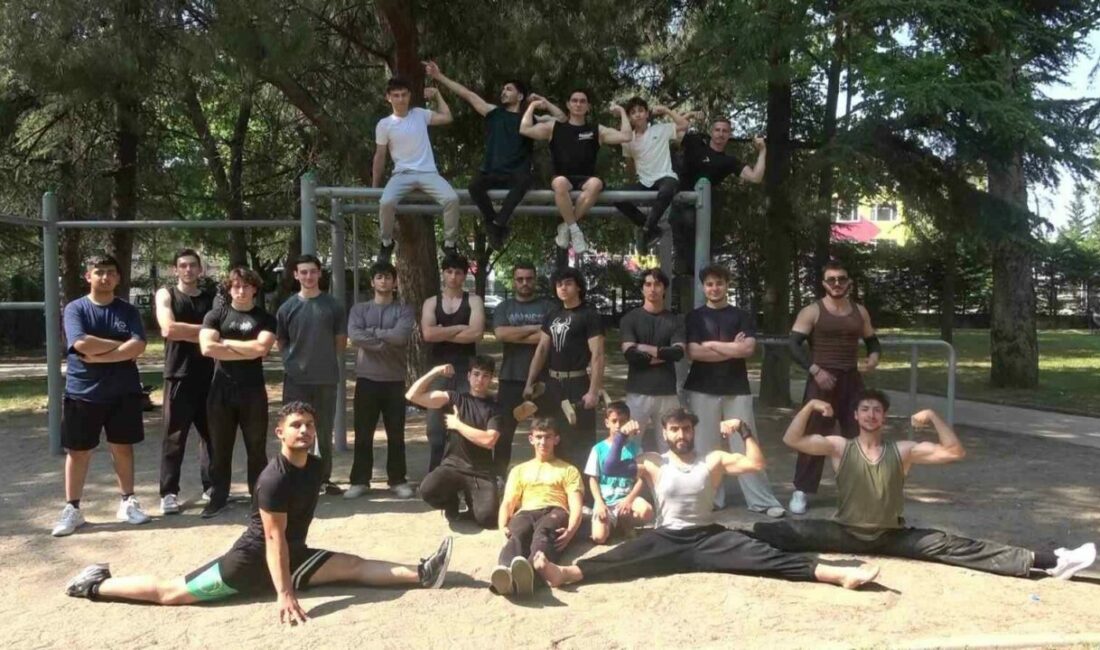 Bursa’da gençler sokak sporlarında buluşuyor: Hedef kötü alışkanlıklardan uzak nesiller Bursa’da calisthenics (sokak antrenmanları) sporuyla ilgilenen gençler ve eğitmenler, hem