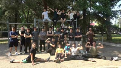 Bursa’da calisthenics (sokak antrenmanları) sporuyla ilgilenen gençler ve eğitmenler, hem
